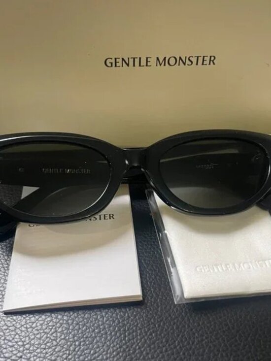 Gentle Monster Black Oval Sunglasses Gold Logo Chic It-Girl Style main image 5